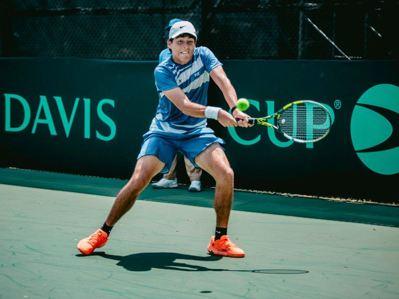 El tenista salvadoreño Juan Carlos Fuentes realiza una devolución, durante la primera jornada de la Copa Davis ante Benín. Foto: Cortesía FST