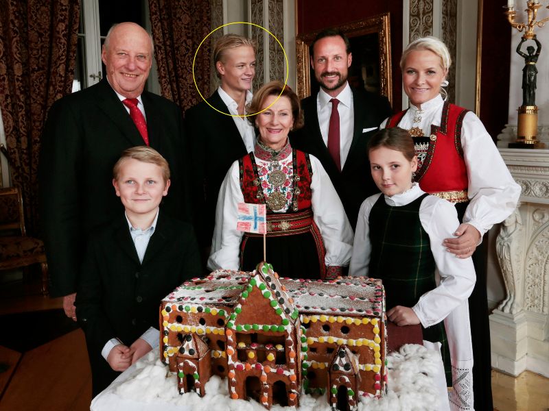 Fila de atrás (de izq. a der.) El rey Harald, el príncipe heredero Marius Borg Hoiby, el príncipe heredero Haakon y la princesa heredera Mette-Marit, delante (de izq. a der.) El príncipe Sverre Magnus, la reina Sonja y la princesa Ingrid Alexandra posan durante una sesión de fotos navideñas en el Palacio Real de Oslo, el 17 de diciembre de 2014. Foto AFP