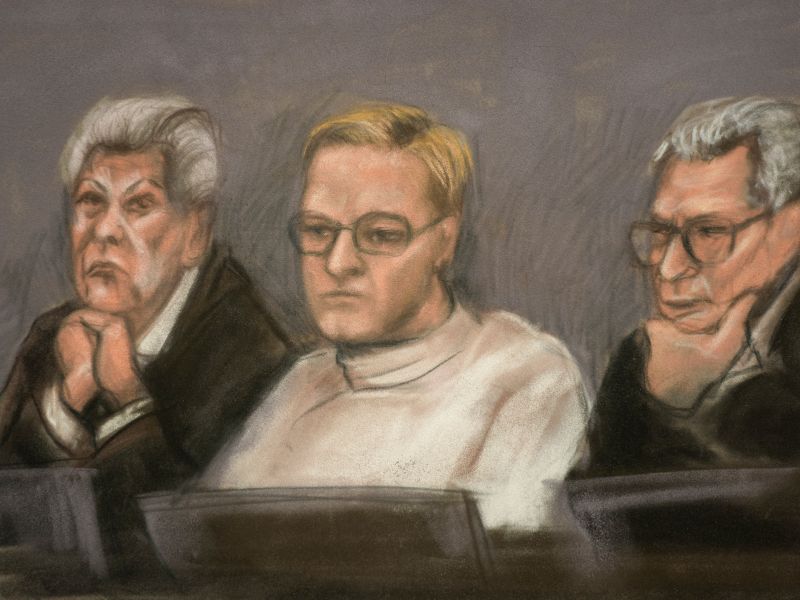 Un boceto judicial muestra a Marius Borg Hoiby (C), hijo de la princesa heredera noruega Mette-Marit, flanqueado por los abogados defensores Ellen Holager Andenaes y Petar Sekulic durante el primer día del juicio contra Hoiby, en Oslo el 3 de febrero de 2026. Foto AFP