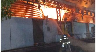 Un incendio registrado la noche del lunes en el mercado municipal Mega Plaza, en Sonsonate, dejó al menos 11 locales afectados, según el recuento preliminar.