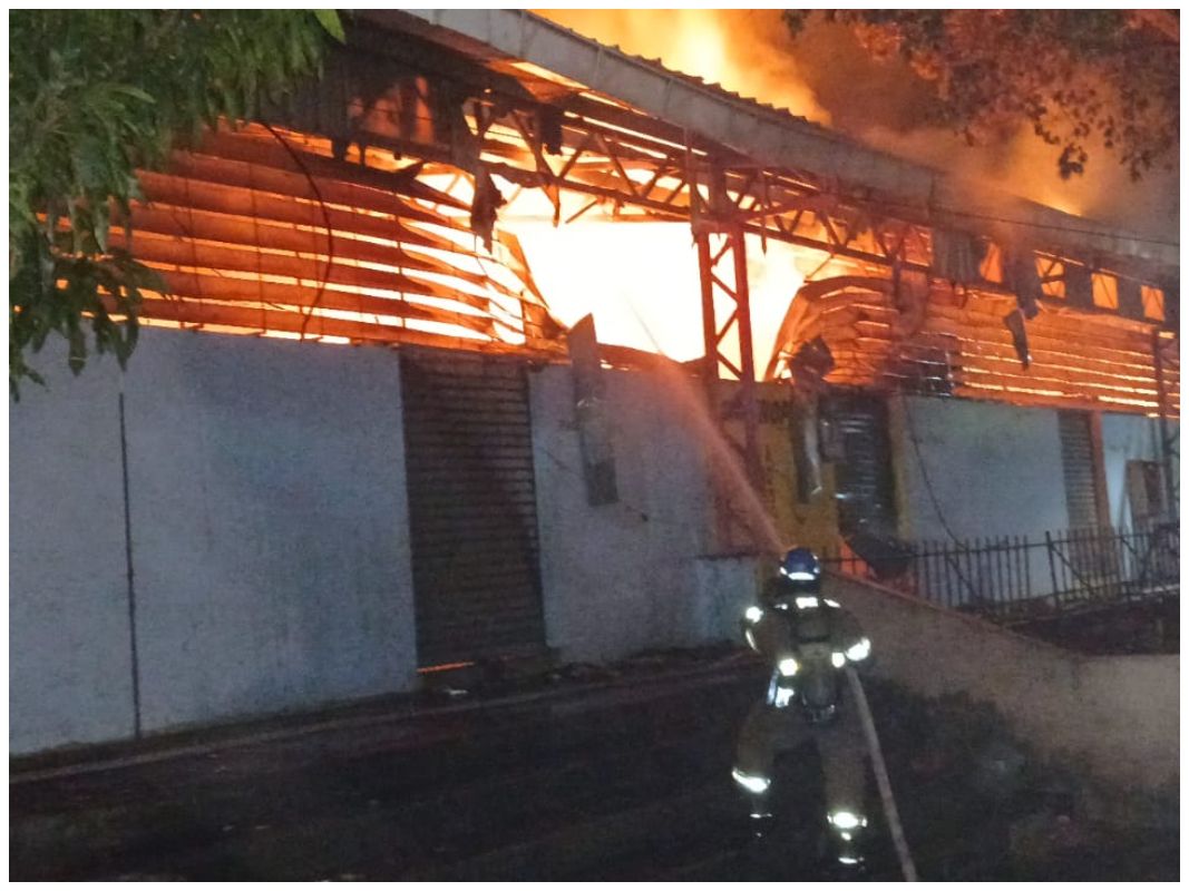 Un incendio registrado la noche del lunes en el mercado municipal Mega Plaza, en Sonsonate, dejó al menos 11 locales afectados, según el recuento preliminar.