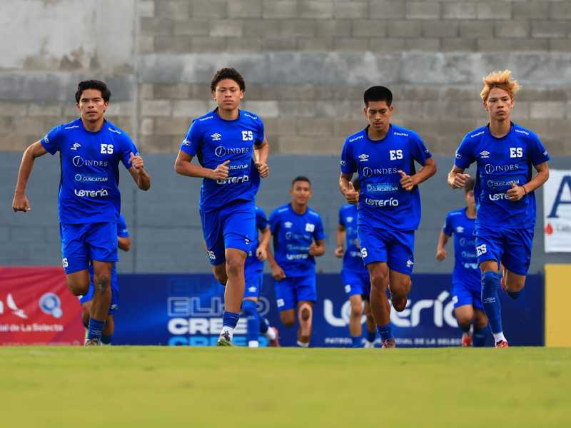 Los juveniles de la Sub 17, durante un entrenamiento en las Fesfut. El grupo entrenó durante varios microciclos y está listo para la batalla. Foto: Cortesía Fesfut/LaSelecta
