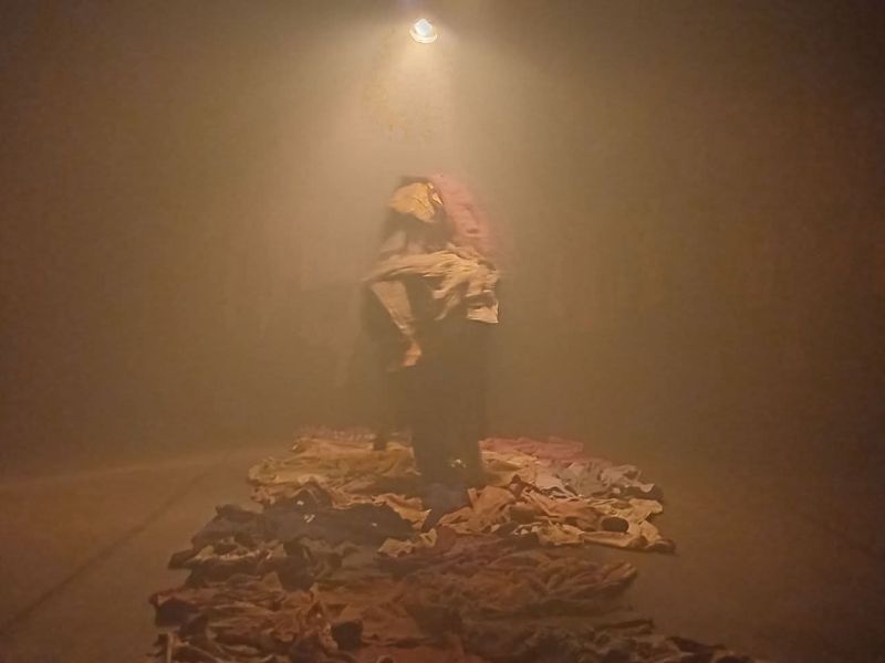 Obra de teatro "A la sombra de la niebla" de René Lovo