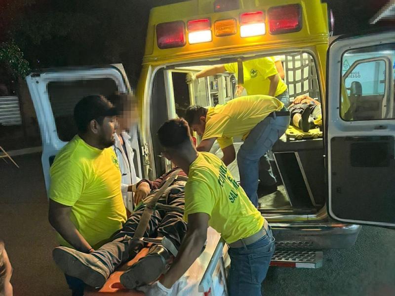 Miembros de Comandos de Salvamento, seccional Sonsonate, atendieron a las víctimas. Foto EDH/Cortesía