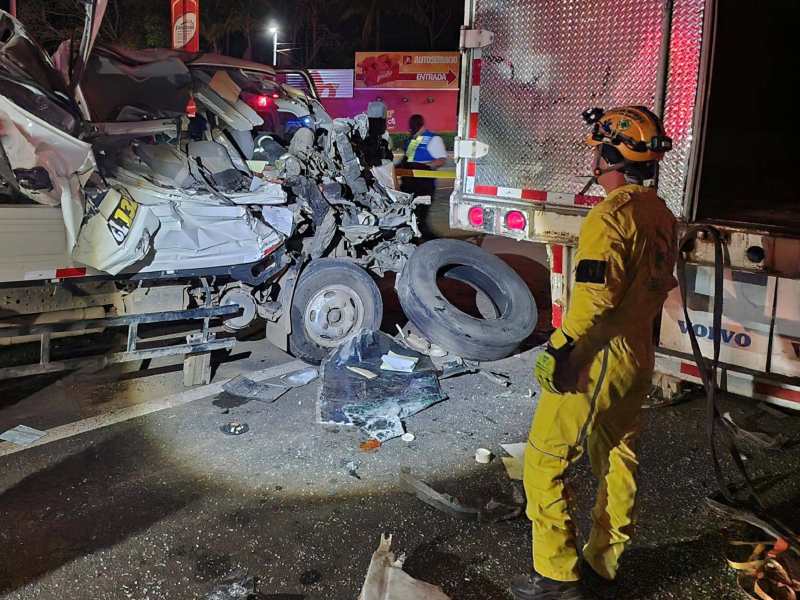 El impacto del camión fue principalmente del lado del copiloto. Foto EDH/Cortesía