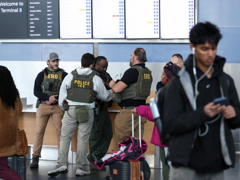 Agentes ICE aeropuertos Estados Unidos