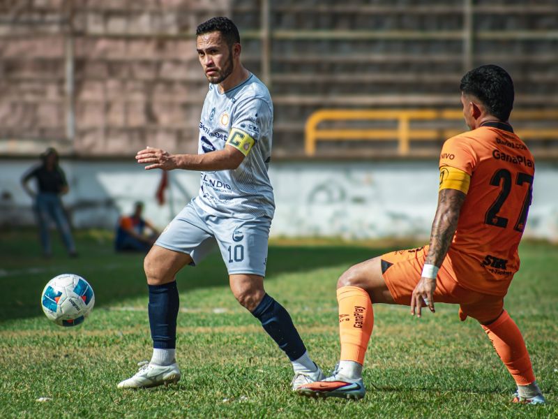 Acciones del juego entre Metapán y Águila. Con el balón, el volante Marvin Monterroza (i.) ante Marcelo Díaz. Foto: Cortesía Isidro Metapán