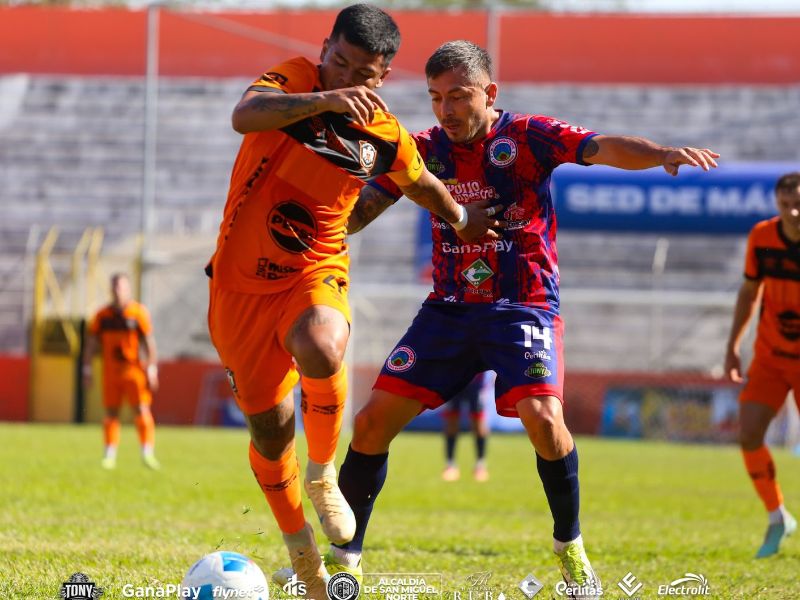 Marcelo Díaz (i.) y Herbert Sosa, por el balón, en el Barraza. Foto: Cortesía CD Águila