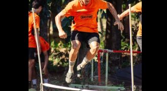 El jugador de los negronaranjas, Joel Turcios, salta un obstáculo, durante una sesión de trabajo físico. Foto: Cortesía CD Águila