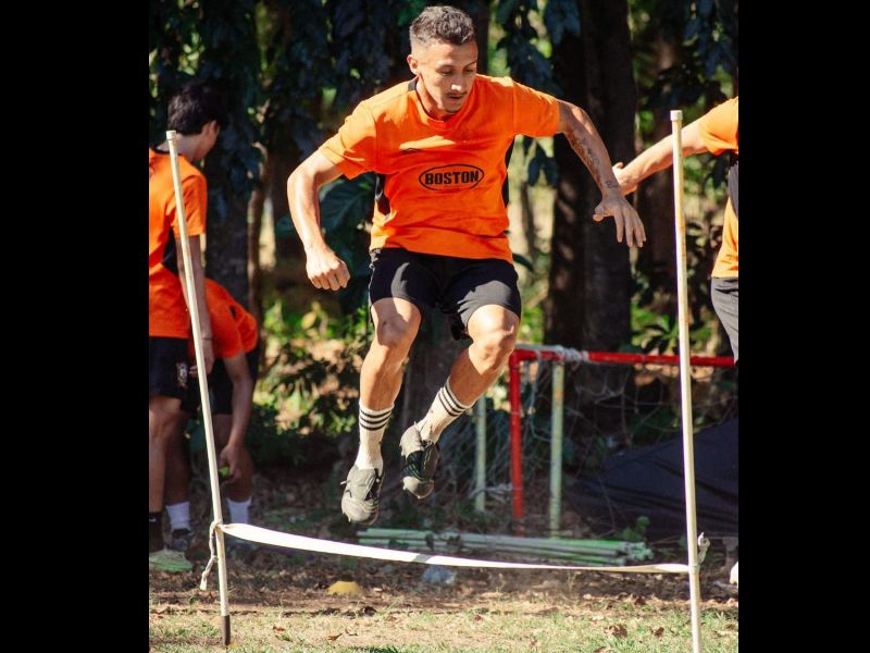 El jugador de los negronaranjas, Joel Turcios, salta un obstáculo, durante una sesión de trabajo físico. Foto: Cortesía CD Águila