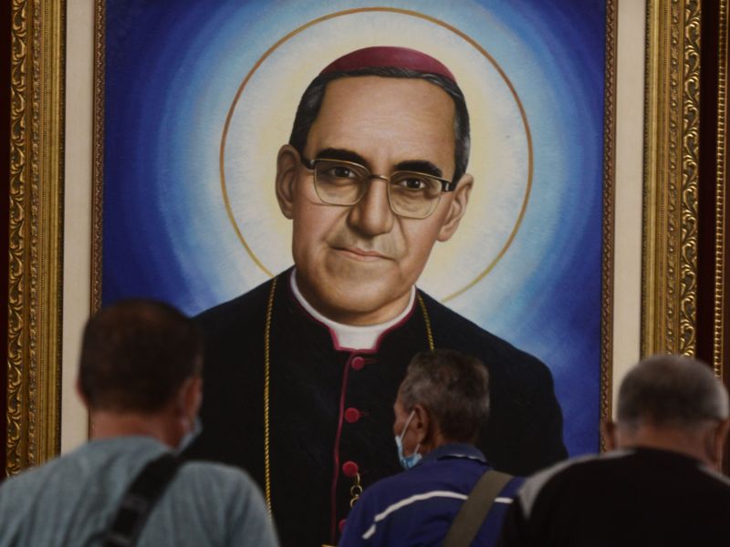 Retrato de san Óscar Arnulfo Romero en catedra de San Salvador
