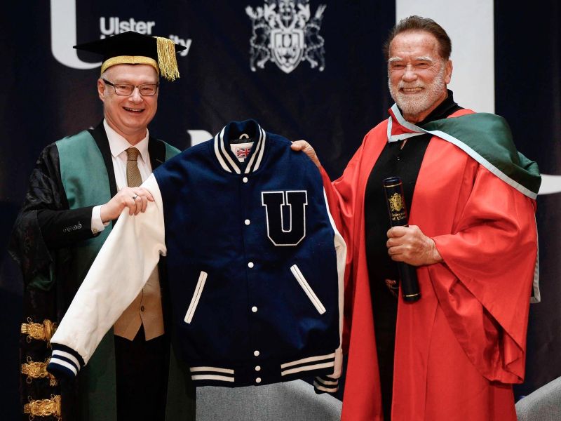 Arnold Schwarzenegger recibe doctorado en universidad irlandesa