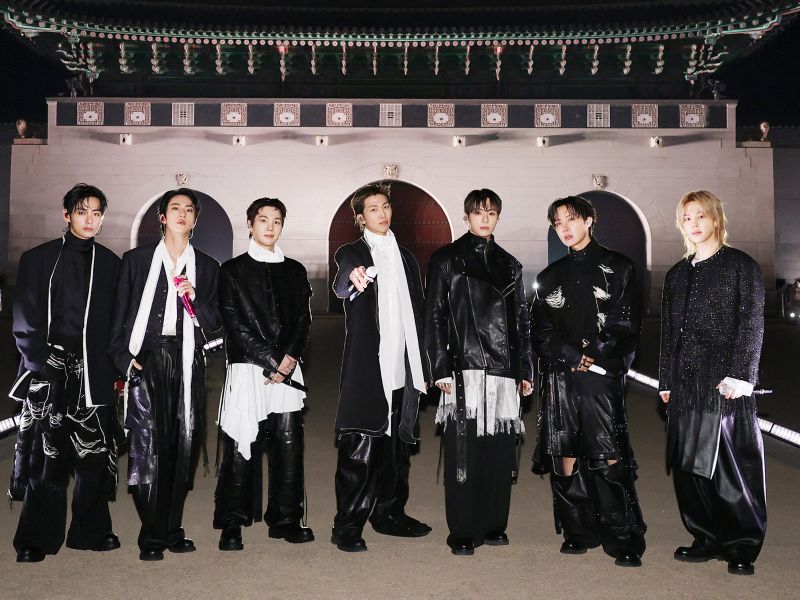 Esta foto, tomada el 21 de marzo de 2026 y proporcionada por BIGHIT MUSIC/Netflix, muestra a los miembros del grupo de K-pop BTS (de izquierda a derecha): V, Jin, Suga, RM, Jungkook, J-Hope y Jimin, posando para su concierto en la Plaza Gwanghwamun de Seúl. Foto AFP / BIGHIT MUSIC / NETFLIX