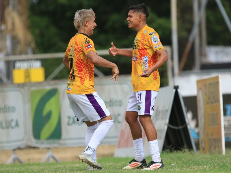 Festejo del colombiano Carlos Bogotá (i.), tras anotar doblete a CD Águila. Foto: Cortesía CD Platense