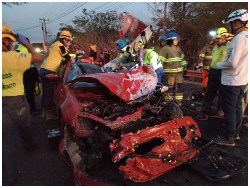 Debido a la fuerte del impacto fue necesario utilizar equipo hidráulico para liberar a la víctima, quien falleció debido a los golpes recibidos.