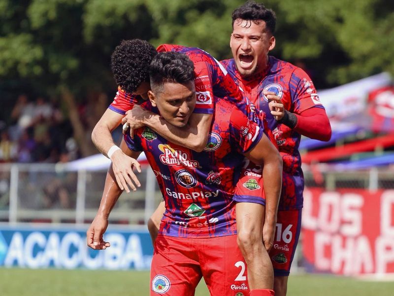El capitán y defensor, Reinaldo Aparicio (c), festeja uno de los goles al Inter FA. Foto: Cortesía CD Cacahuattique