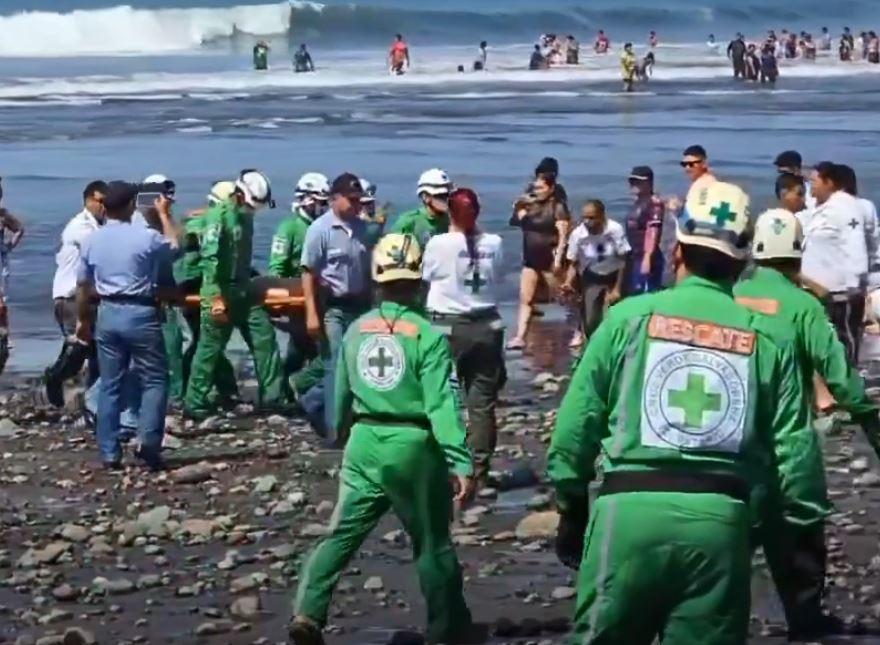 Tres adultos y dos niños fueron rescatados con éxito por los equipos de socorro, quienes actuaron de inmediato aplicando los protocolos establecidos.