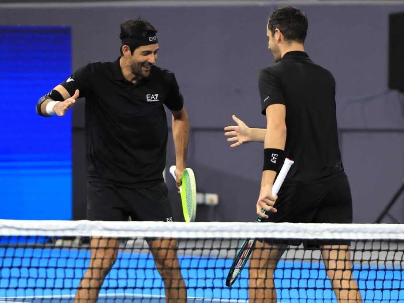 El sonsonateco Chelo Arévalo (i.), junto a Mate Pavic, en el país. Foto: Cortesía Indes