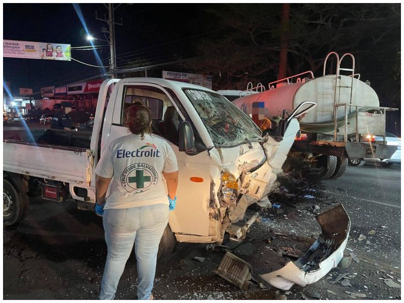 Un camión liviano y una pipa de agua colisionaron en la carretera Panamericana, en el tramo que conduce de La Cima hacia El Triángulo, en el departamento de San Miguel.