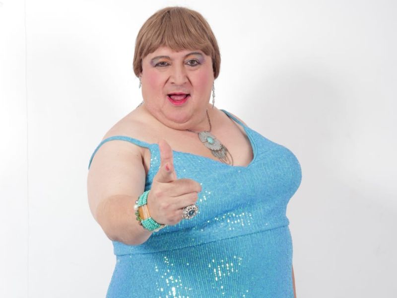 Comediante salvadoreño Hugo Castillo, personificado como Déborah Penélope