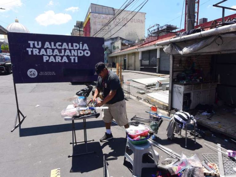 Desalojo de vendedores ubicados en la plaza 14 de julio, la platica y avenida España en el centro histórico de San Salvador.