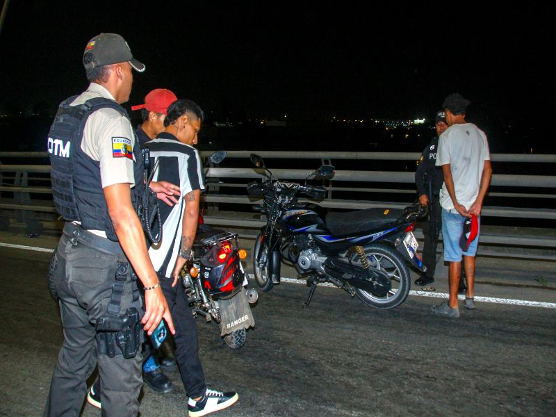 Integrantes de la Policía de Ecuador detienen a personas durante un operativo en Guayaquil (Ecuador). Las calles de Guayaquil, la ciudad más poblada de Ecuador, se vaciaron casi por completo, durante una noche de toque de queda que rige en cuatro provincias del país con altos índices de criminalidad y violencia. EFE/ Gerardo Menoscal