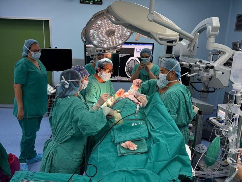 Las intervenciones duraron varias horas de acuerdo a la complejidad de cada caso. Foto EDH/Cortesía