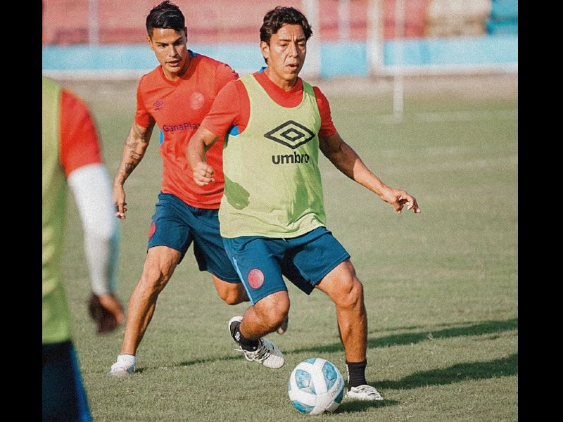 El volante, Jonathan Nolasco, controla la pelota ante la mirada atrás de Kevin Santamaría. Foto: Cortesía CD FAS