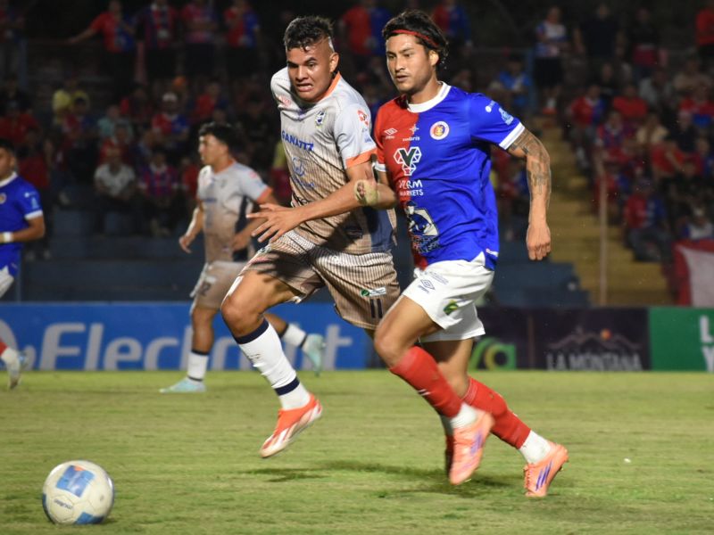 El atacante Dustin Corea (d.) domina el balón, ante un rival del Fuerte SF. Foto: Cortesía Carlos Godoy