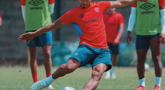 El capitán tigrillo, José "Clavito" Portillo, está por conectar un balón, en el entrenamiento. Foto: Cortesía CD FAS