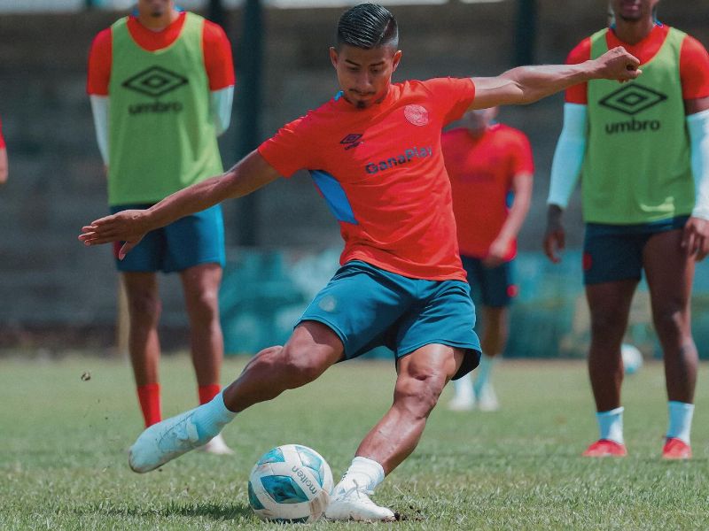 El capitán tigrillo, José "Clavito" Portillo, está por conectar un balón, en el entrenamiento. Foto: Cortesía CD FAS