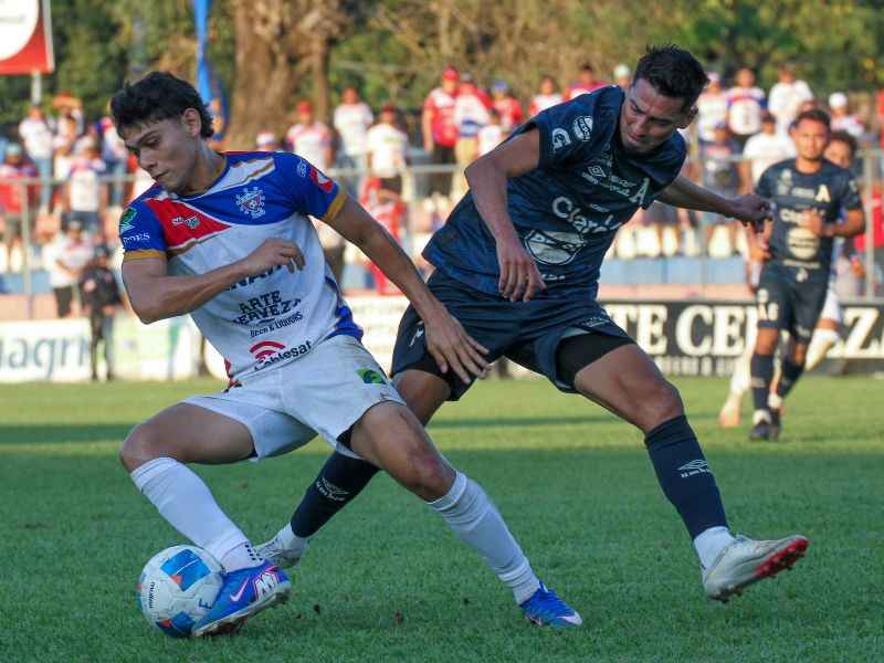 Acciones del juego entre Firpo vs. Alianza: Elías Gumero (i.) ante JC Portillo. Foto: Cortesía L.Á. Firpo