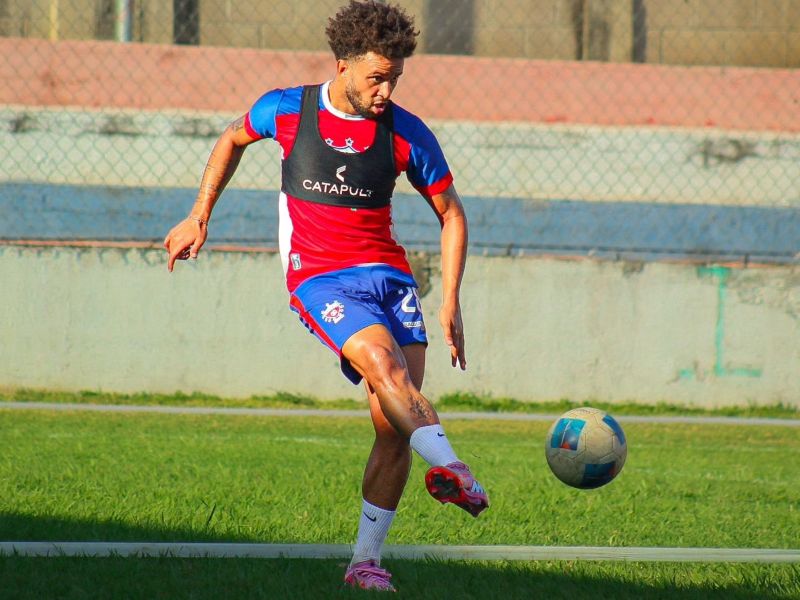 El brasileño Lucas Dos Santos toca una pelota, durante una práctica de los manudos. Foto: Cortesía L.Á. Firpo