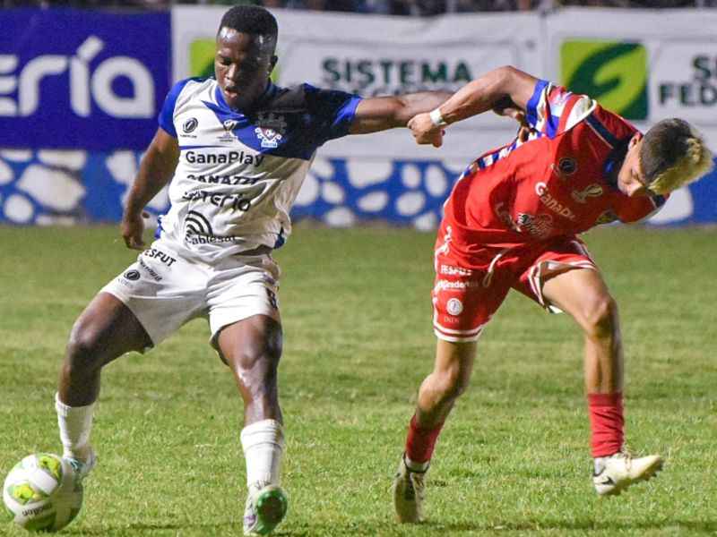 Acciones del juego entre L.Á. Firpo, de visita, ante CD Roble. Foto: Cortesía L.Á. Firpo
