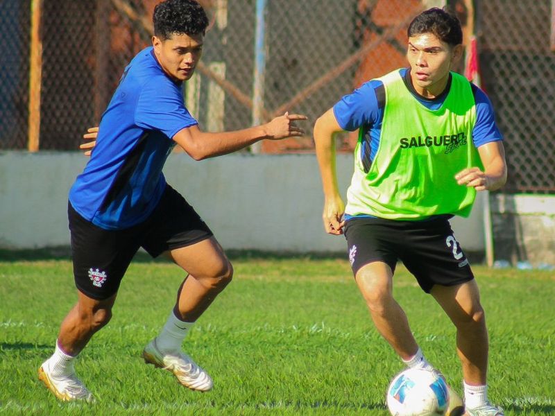 Los jugadores pamperos Lizandro Claros (i.) y Elías Gumero, en el entrenamiento, previo al duelo ante Águila. Foto: Cortesía L.Á. Firpo