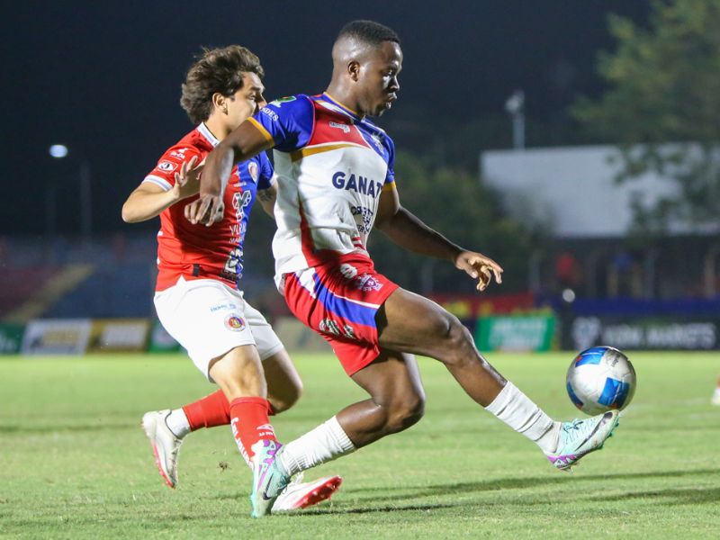 El delantero Andrés Morales (d) va tras el balón, ante la presión de Diego Chávez. Foto: Cortesía L.Á. Firpo
