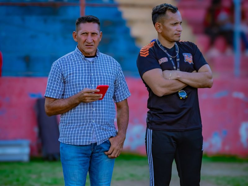 El DT Omar Sevilla (i.), en el partido del Fuerte SF ante CD FAS, en el Quiteño. Foto: Cortesía Fuerte San Francisco