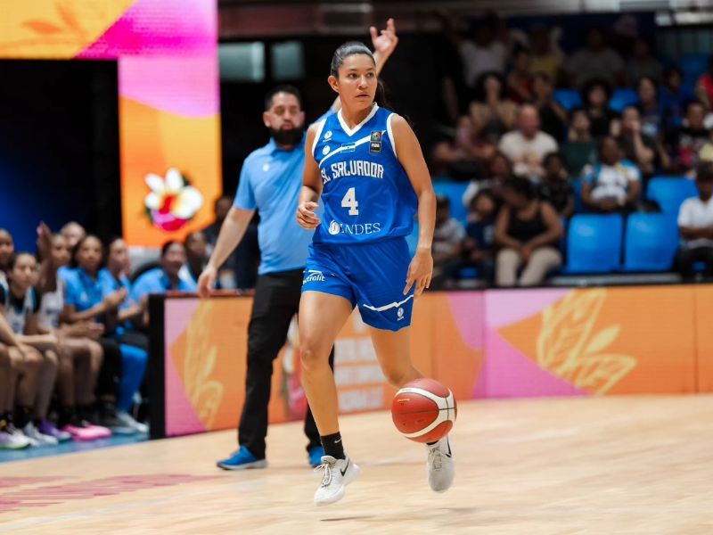 La base salvadoreña, Hillary Martínez, con la Selección en el Campeonato C.A. de la FIBA. Foto: Cortesía Fesabal