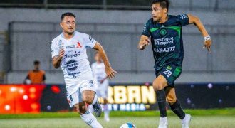 Acciones del juego entre Inter FA vs. Alianza FC. Por el balón, el albo Narciso Orellana (i.) y Darwin Cerén, en Las Delicias. Foto: Cortesía Inter FA