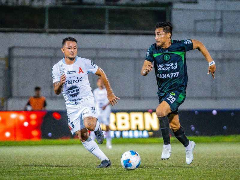 Acciones del juego entre Inter FA vs. Alianza FC. Por el balón, el albo Narciso Orellana (i.) y Darwin Cerén, en Las Delicias. Foto: Cortesía Inter FA