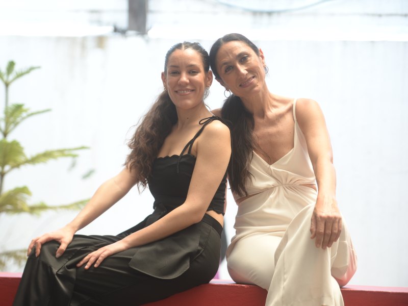 las-migas-guitar-duo-compuesto-por-las-espa-olas-marta-robles-y-alicia