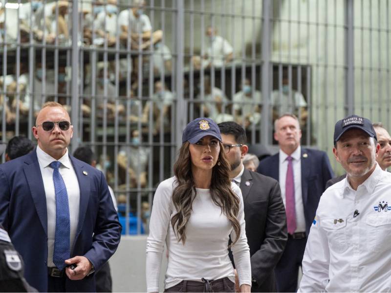 Kristi Noem-Salida- Trump-Secretaria de Seguridad Nacional