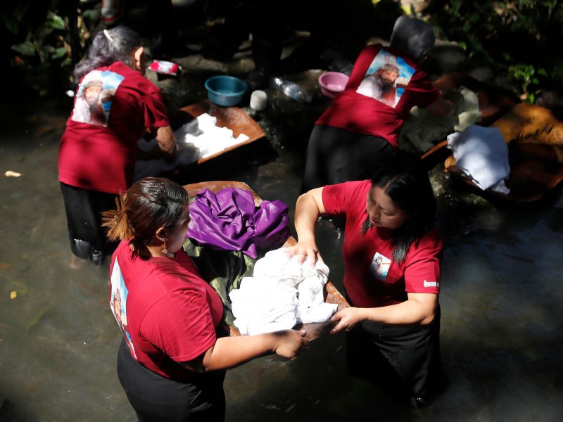 Lavado de la ropa de Jesús Nazareno en Chalchuapa