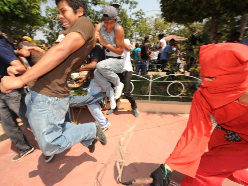 Los Talcigüines de Texistepeque azotan en Lunes Santo