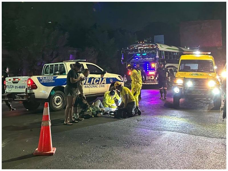 Equipos de socorro atendieron a dos motociclistas que resultaron lesionados en percances viales registrados en las últimas horas en Apopa.
