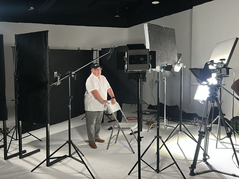 Miguel Aguilar imparte masterclass de producción en El Salvador