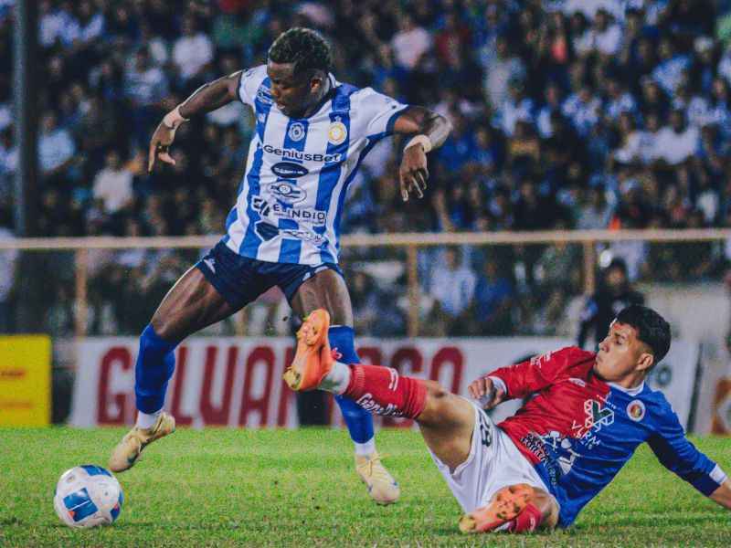Acciones del encuentro entre Isidro Metapán y CD FAS, en el derbi santaneco sabatino. Foto: Cortesía Isidro Metapán