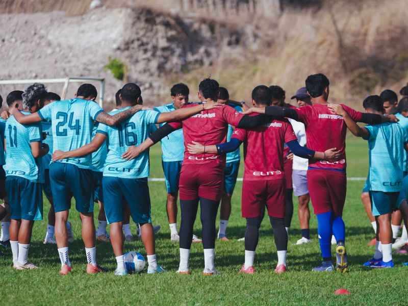 En oración. Así sigue la unidad en el equipo jaguar, que tendrá una dura visita hoy. Foto: Cortesía Isidro Metapán