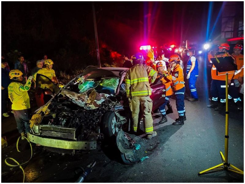 Un fuerte accidente fue atendido en el kilómetro 49 de la carretera Panamericana, en el cantón El Guineo, en Santa Ana Este. Foto EDH: Cortesía.