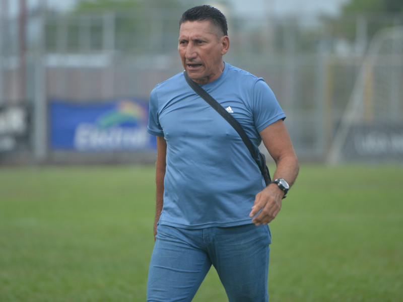 El DT Omar Sevilla, en un partido anterior en otro equipo en Primera. El DT busca recuperar al Fuerte. Foto: EDH Archivo